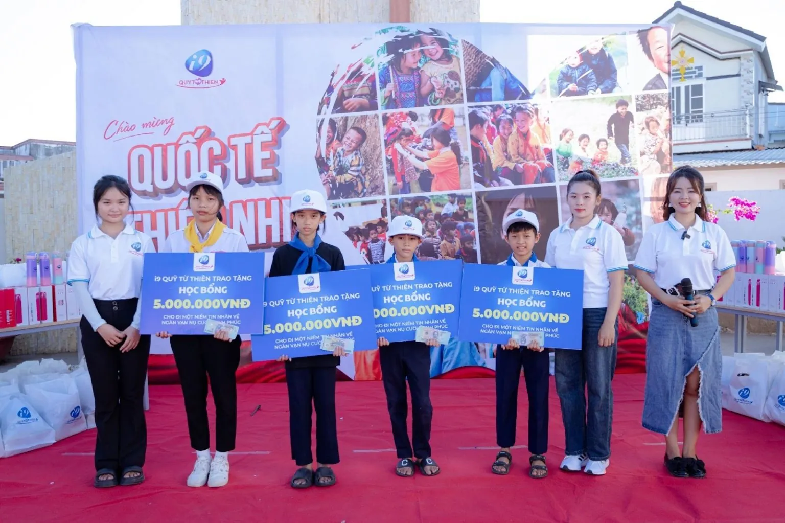 Hình ảnh minh họa người chơi bắn cá h5 đổi thưởng đang chia sẻ mẹo và chiến thuật săn cá hiệu quả.